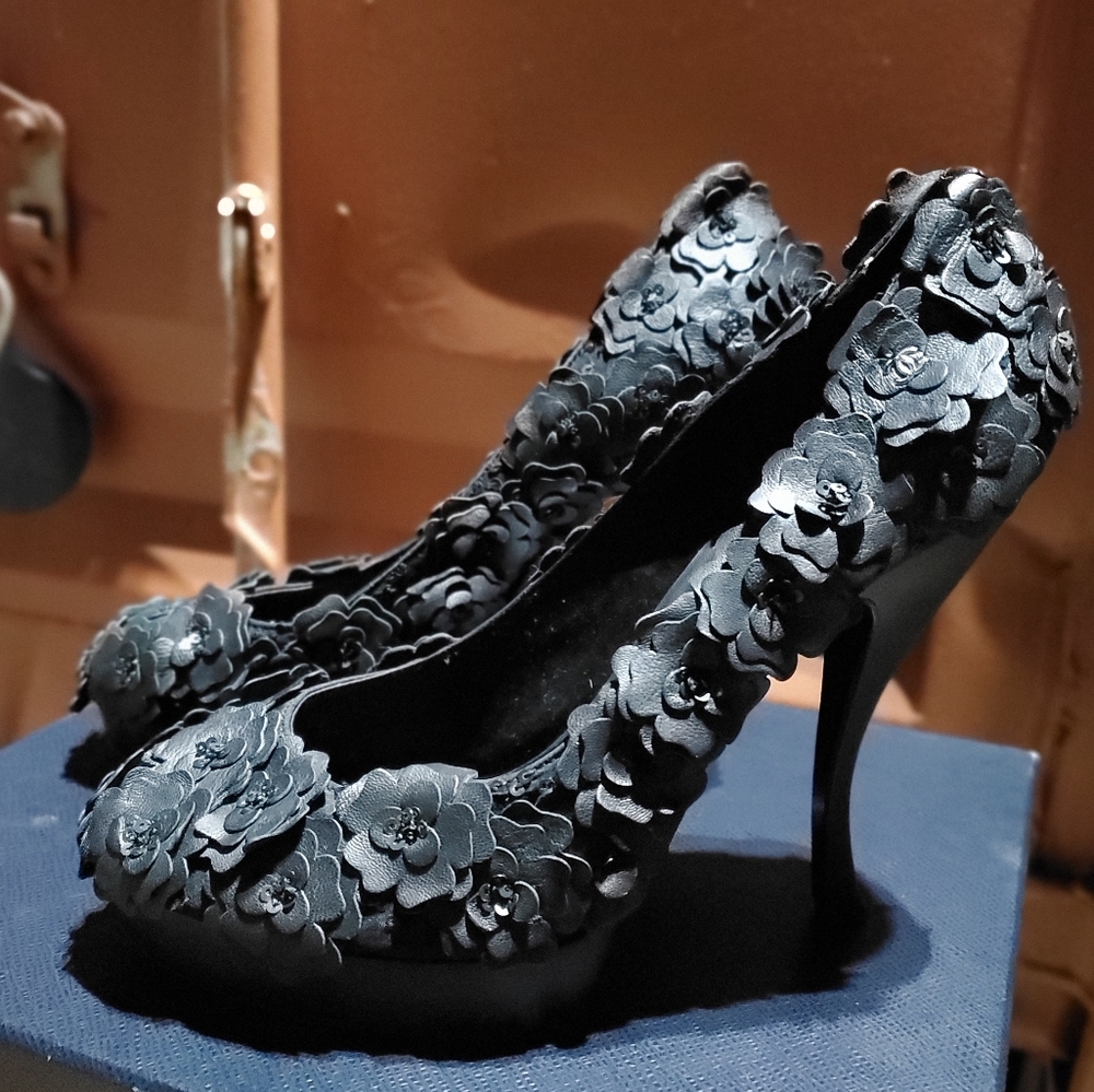 Chanel Black Leather Laser Cut Camellia Platform Pumps 40. - Picture 2 of 16